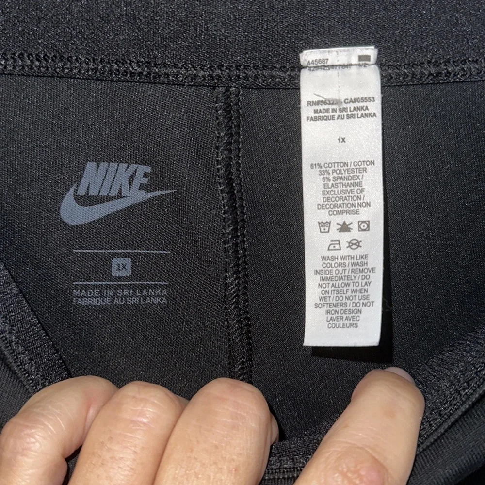 Nike 3/4 length Capri with leopard design - Picture 3 of 6